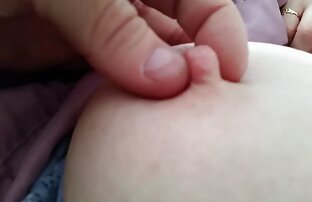 XXX یک زن هیپی سیاه و سفید fucks در با یک زن جوان در اتاق خواب. داستانهاسکس تصویری