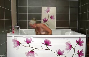 XXX یک دختر در شکل داستان تصویری sex سفید چکش با negritos.