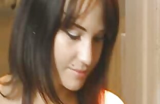 XXX یک زن روسی با داستان تصویری سکسی موهای قهوه ای شاخه های بیدمشک او.