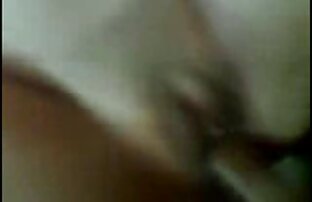 XXX سبزه نرم افزار سکس چت تصویری خیره کننده در جوراب ساق بلند به شمار وابسته به عشق شهوانی و undresses روی تخت