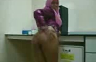 XXX همسر زنجیر آلت تناسلی سکس چت ویدیویی مرد شوهرش و نشسته بر روی آن با یک گربه