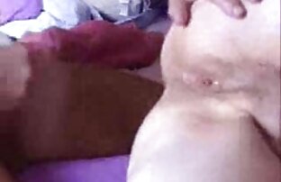 XXX ورزش ها پرشور shoves انگشتان دست خود سکس خشن تصویری را در الاغ و نوازش بیدمشک