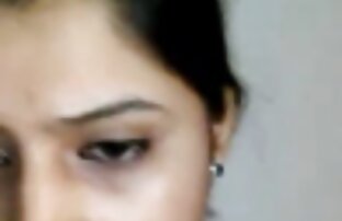 XXX یک دختر داستان سکسی تصویری ترجمه شده بلوند زیبا undresses.